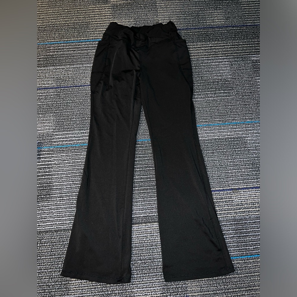 SHEIN full length yoga pants. Dri fit material with slanted side pockets. Size S